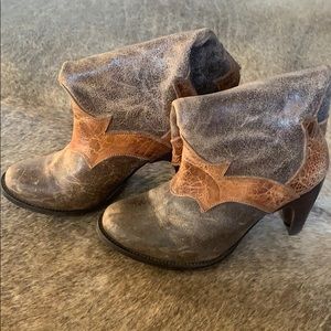 Justin Distressed Boots